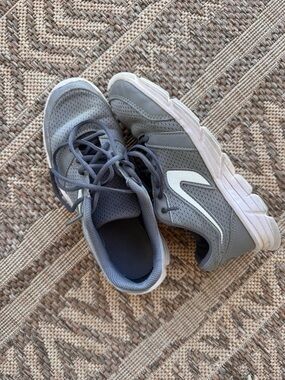 Women’s Gray White Low Top Lace Up Mesh Athletic Sneakers Running Jogging Size 8